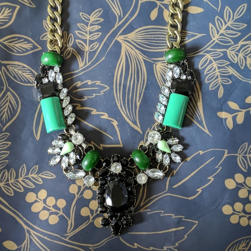 Nwot green statement arrow necklace bib